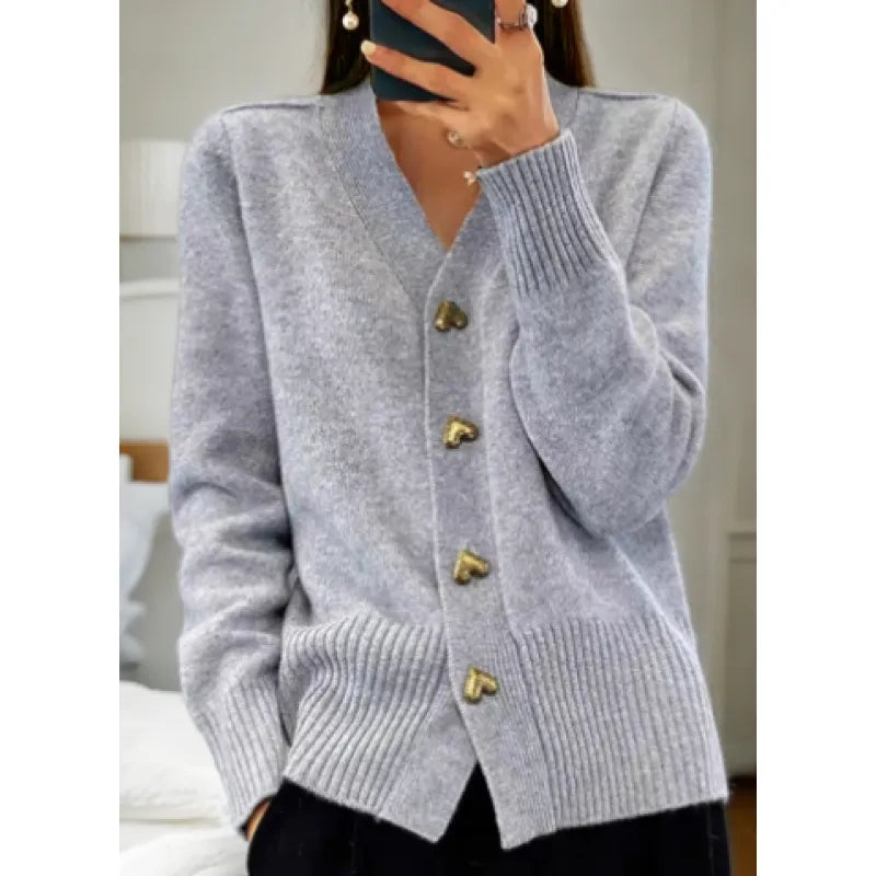 Sara™ – Pull en Maille à Col en V avec Bouton Cœur