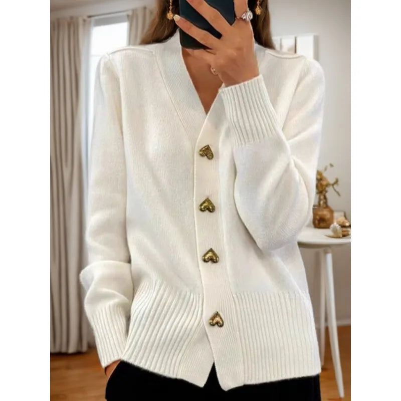 Sara™ – Pull en Maille à Col en V avec Bouton Cœur